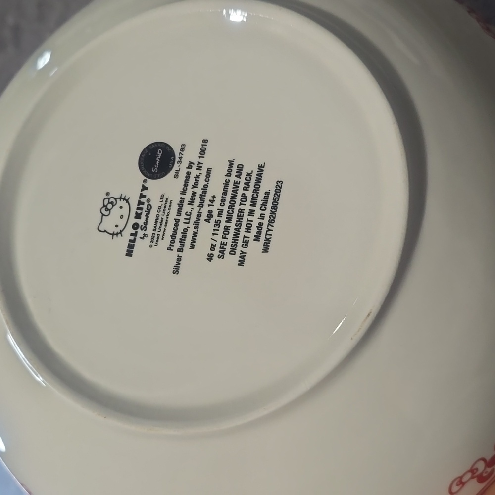 Hello Kitty Red Bows 9-Inch Ceramic WITH JAPANESE WORD BOWL. - Picture 3 of 3